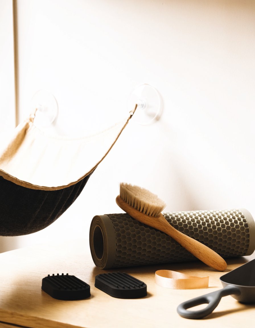 Starter-Set auf einem Eichentisch mit sandfarbenem Band als Geschenk arrangiert